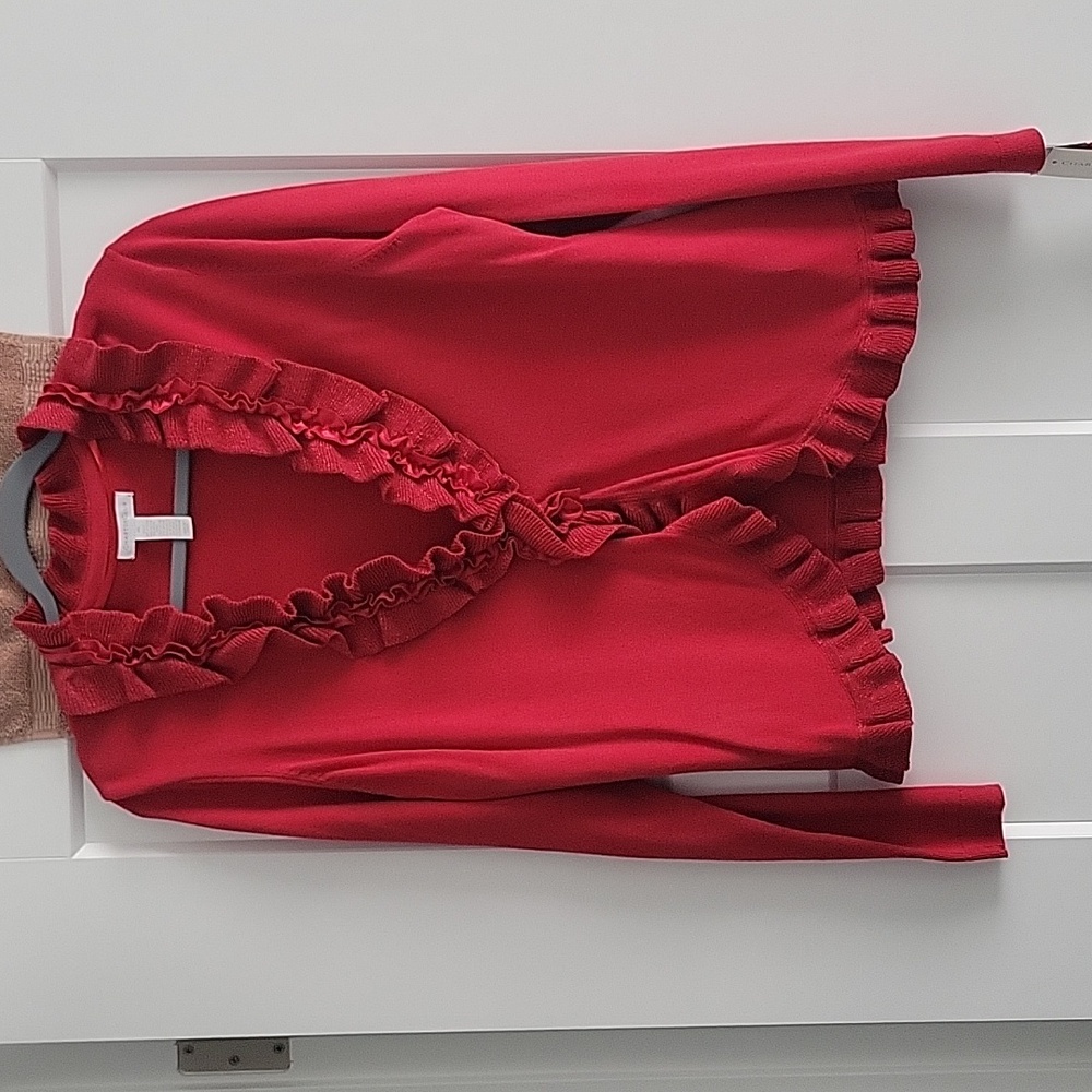 Sweater in Red with ruffle collar and base.